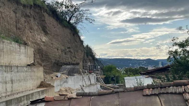 При обустройстве стены на улице Артвини в Тбилиси обрушилась масса со склона, погибли 2 рабочих