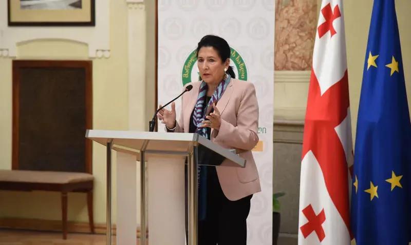 Президент - Призываю власти руководствоваться на границе списками стран-партнеров, чтобы никто из тех, кто под санкциями, не въехал