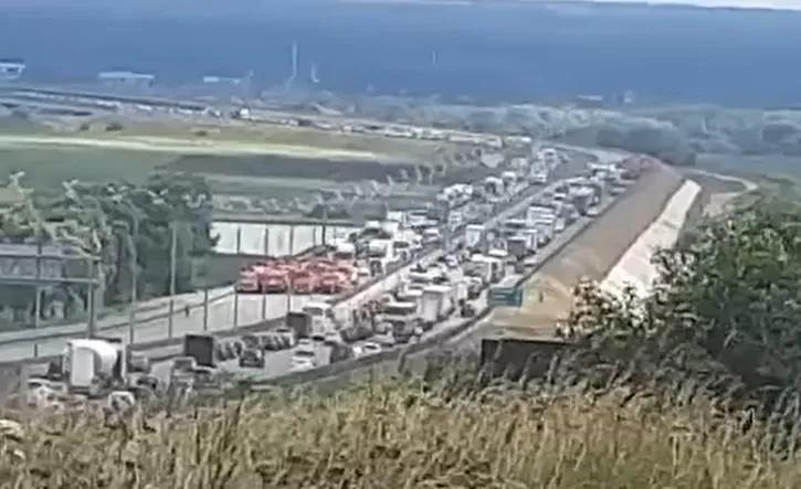 На подступах к Москве начали возводить блокпосты и оборонительные позиции - перекрыт мост стратегического значения (фото)