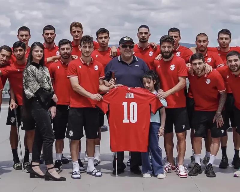 «Я с детства любил футбол» — незрячий болельщик, посетивший матч Грузия-Нидерланды, чье видео никого не оставило равнодушным