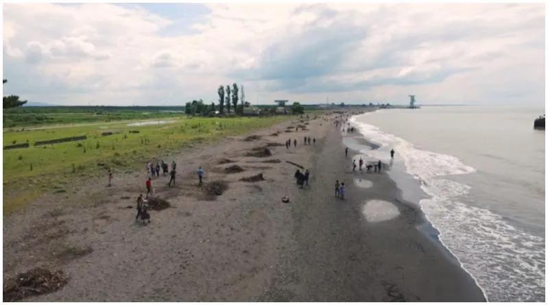 «Кроме моря поблизости ничего нет... Нам нужно было разменять деньги. Отказали, мы, мол, не обслуживаем россиян. Какое имеют право?» - Российские отдыхающие  в Анаклия-Ганмухури недовольны