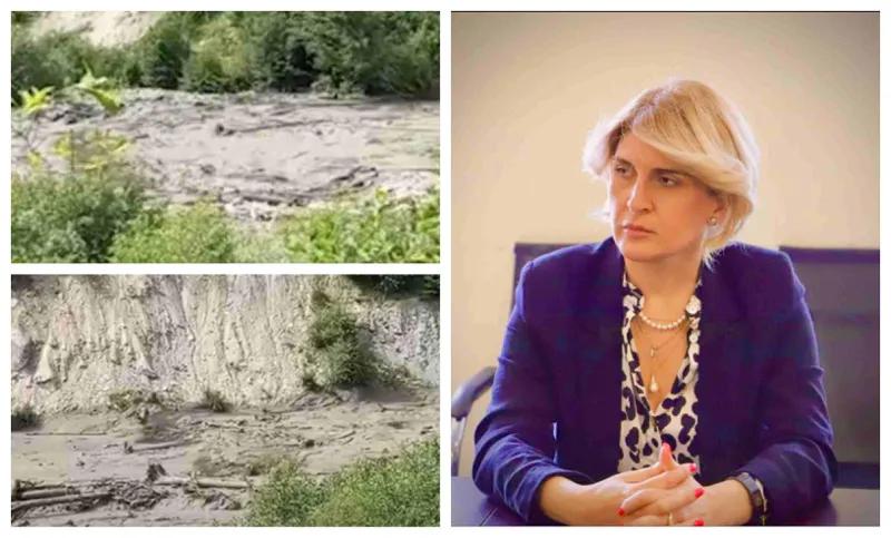 «Мост унесло, дальше продвинуться не можем... К сожалению, ни с кем не можем связаться. Оползень довольно большой» - заместитель губернатора Рачи