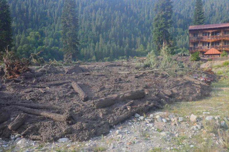 В зоне стихии в Шови спасатели нашли тела еще четырех человек