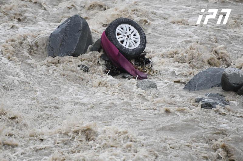 Попавшие под оползень автомобили и здания,  вырванные с корнем деревья - что происходит в данный момент в Шови: фоторепортаж из зоны стихии