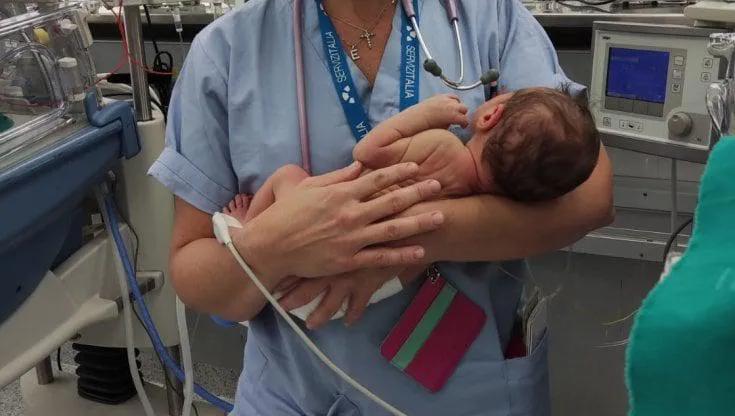 Мать, оставившая новорожденного ребенка на свалке в Италии, оказалась 20-летней грузинкой — что пишут о происшествии итальянские СМИ?