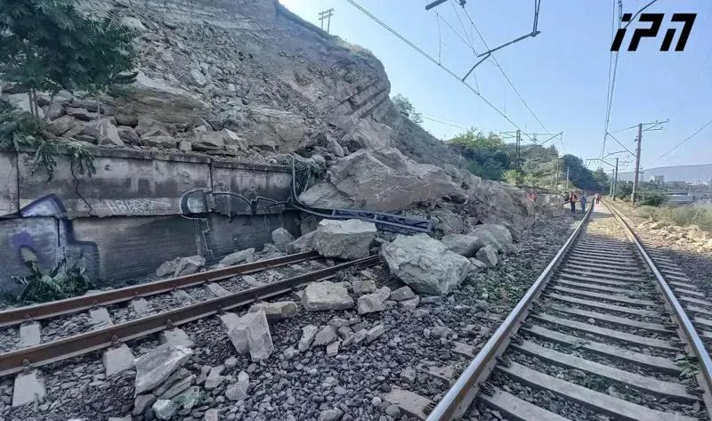 Что заявляют в Национальном агентстве окружающей среды об обрушении каменной массы около Ксанской улицы?