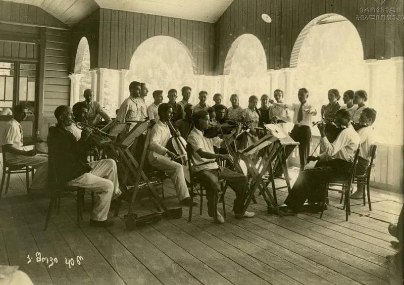 История уникального фото - один из первых джазовых концертов в Грузии прошел в 1940 году в Шови