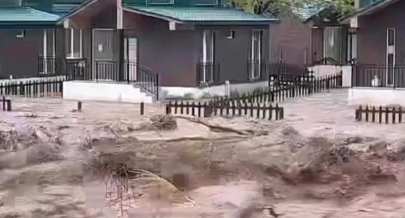 Стихия в Аджарии: разлившаяся река угрожает коттеджам, находящимся у русла - какие кадры распространяются с места и что говорит мэр Хелвачаури