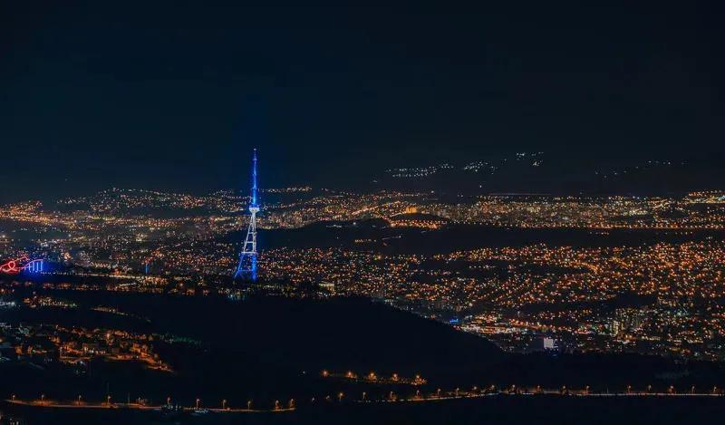 Тбилисская телевышка подсвечена в цвета государственного флага Израиля