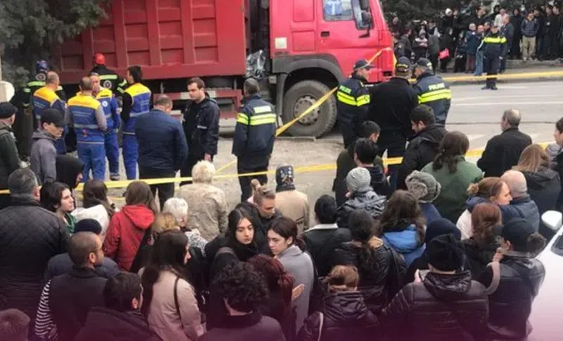 15-летний подросток погиб в результате наезда грузовика в районе Ортачала