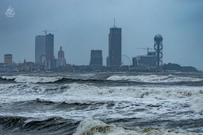 Нет, это не кадры из фильма про апокалипсис  - что происходит на берегу Черного моря в Батуми, где бушует шторм (фото)