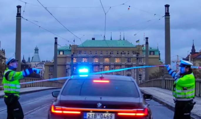 «Погибли 11 человек, состояние 9 раненых тяжелое» - новые детали атаки в Праге