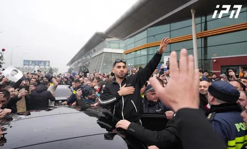 Полный людей Тбилисский международный аэропорт и прилегающая территория - Илья Топурия вернулся на родину (фото/видео)