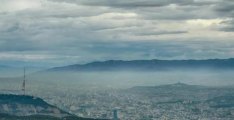 Выявлены 10 городов с самым чистым/грязным воздухом – на каком месте Тбилиси?