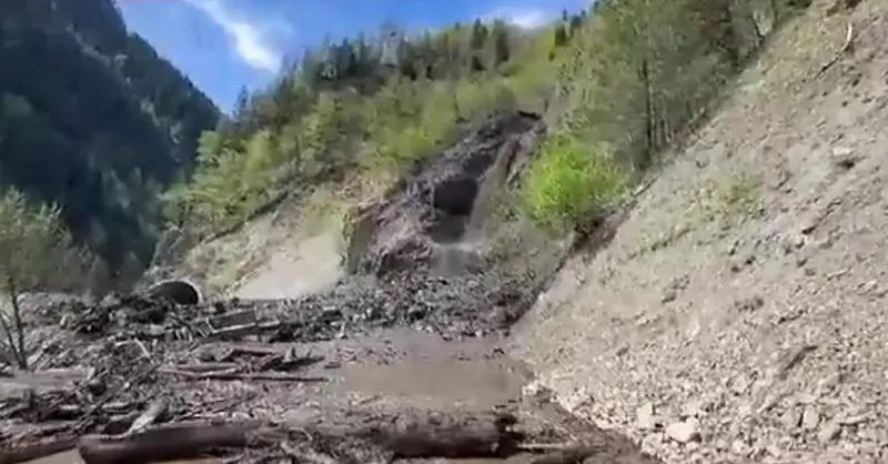 «Мы ехали, нас обогнали две машины, а потом увидели приближающийся оползень» - кадры из Сванети: что рассказывает очевидец