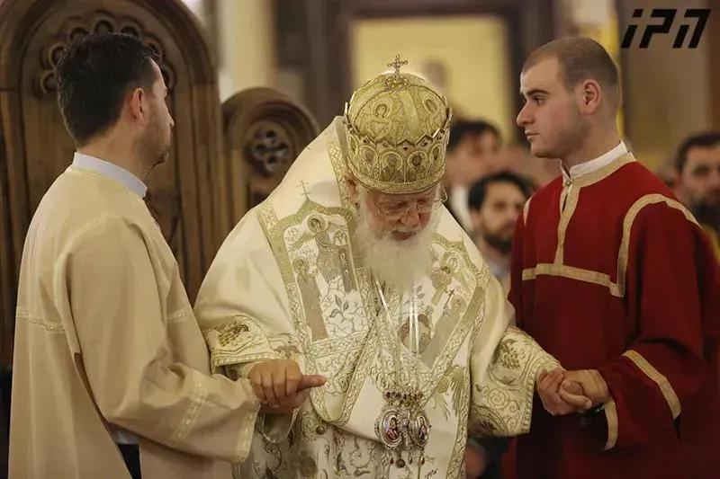 Патриарх - Несмотря на противостояние в стране, нас должна объединять любовь к Родине и, несмотря на разные мнения, мы должны суметь мирно сосуществовать