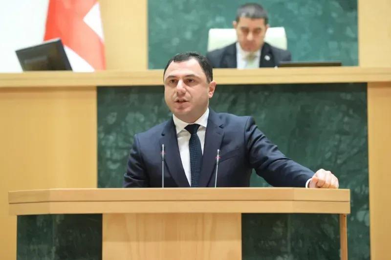 С 1 июля, в условиях полной загрузки, зарплата учителей, независимо от статуса, увеличится в среднем на 500 лари