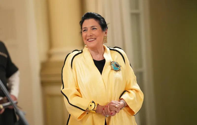 Квартиры в Париже и Тбилиси, 55 тысяч на благотворительность... - Каким имуществом владеет президент?