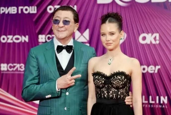 18-летняя избранница 61-летнего Григория Лепса - "Девушка из самой богатой семьи... День рождения она отмечала в Дубае"