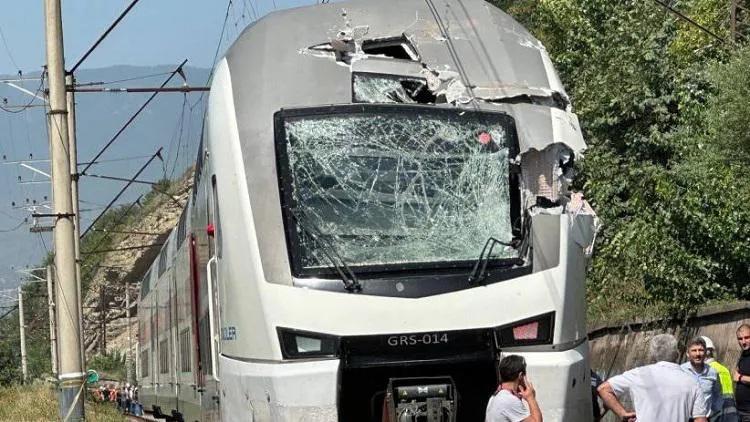 Пассажирский поезд столкнулся с рабочей платформой возле улицы близ улицы Ткачей – погибли 2 человека: какие подробности известны