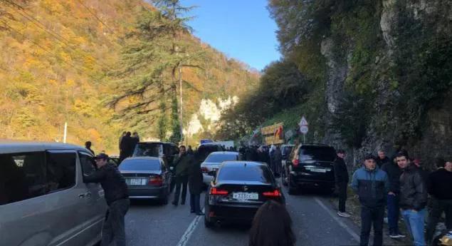 Перекрытые мосты, физическое противостояние и задержанные – что происходит в оккупированной Абхазии и что опротестовывает т.н. оппозиция