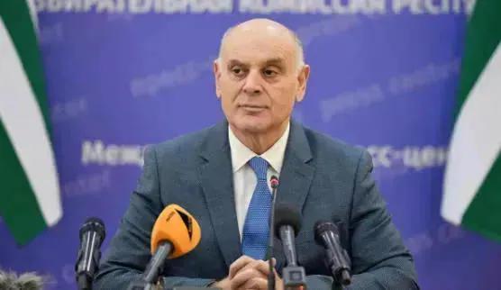 В СМИ распространяется информация об отставке Аслана Бжания, однако абхазский оппозиционер   заявляет, что «Бжания не согласился уйти и в переговорах пауза»