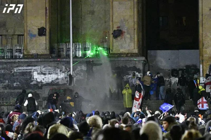 После действия водомета протестующие  черпают воду ведрами и выливают обратно на спецназовцев (видео)