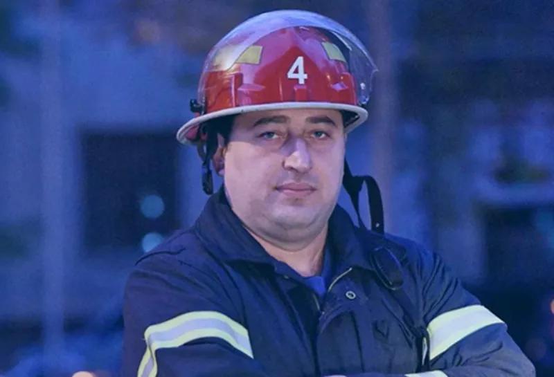 Служба управления чрезвычайными ситуациями – При проведении работ по ликвидации пожара в здании на проспекте Чавчавадзе обрушилась стена, в результате чего погиб пожарный-спасатель