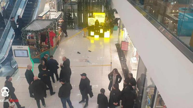 Трагедия в Тбилиси - Молодой человек упал со второго этажа «Галереи Тбилиси» и скончался