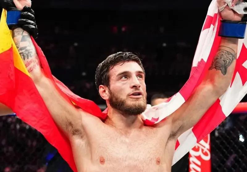 Выигран дебютный бой UFC - Александр Топурия победил соперника