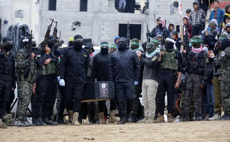 Детские тела, вывезенные на фоне музыки и баннера с Нетаньяху в крови — Душераздирающие кадры из Газы, где ХАМАС передал Израилю тела 4 заложников