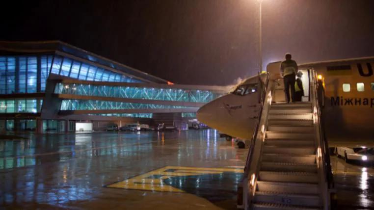 Пассажирам, находившимся в здании Тбилисского международного аэропорта, пришлось покинуть территорию - что заявляют в СГБ