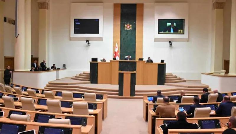 Парламент утвердил пакет законодательных изменений, связанных с запретом политических партий