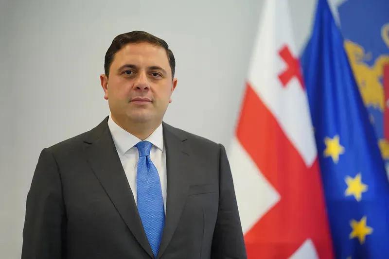 По факту злоупотребления служебным положением и легализации незаконных доходов в размере нескольких миллионов лари СГБ задержала бывшего замминистра экономики Ромео Микаутадзе