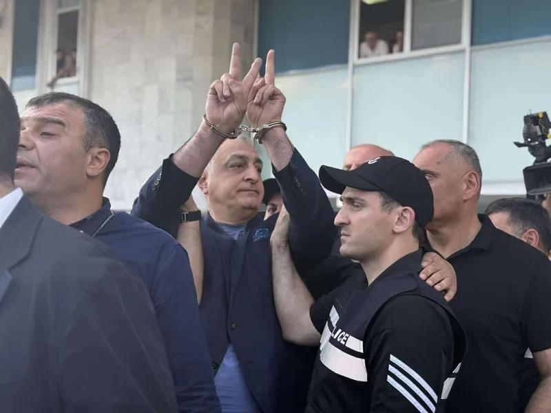 Мамука Хазарадзе и Бадри Джапаридзе арестованы — правоохранители надели на них наручники в офисе «Лело – Сильная Грузия» (Фото/видео)