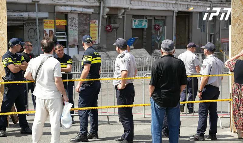 Мобилизована полиция, работы продолжаются — что происходит на Вокзальной площади, где обрушилась часть жилого дома?