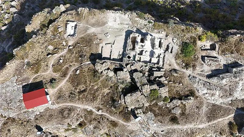 В крепости Гевхерник в Турции найдена гробница Ашота Великого Курапалата - что пишут турецкие СМИ о величайшем археологическом открытии