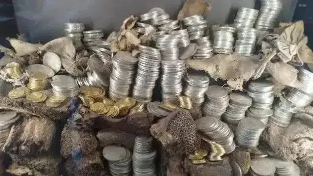 Спустя несколько часов после масштабного ограбления Лувра обокрали еще один французский музей - почему драгоценности стали «беззащитными»: что говорят французские официальные лица