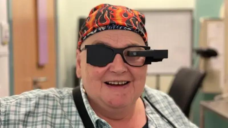 Ученые разработали имплант, который дает возможность слепым пациентам снова читать