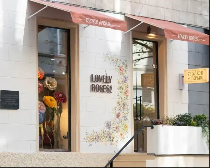 Психологи утверждают, что сюрпризы поддерживают отношения, так почему же цветы - самый эффективный подарок?