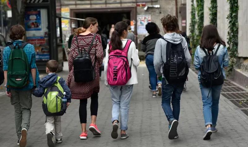 Имеет ли право педагог публичной школы обучать учеников вне школы? - заместитель министра образования распространяет заявление