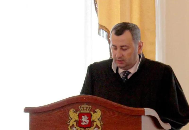 Судья Владимир Хучуа остановил производство нескольких дел по административным правонарушениям, которые он рассматривал, и обратился в Конституционный суд