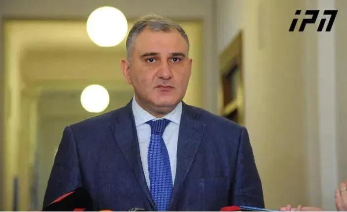 Министр здравоохранения заявляет, что в связи с вирусом гриппа причин для паники нет, и призывает население прививаться и соблюдать все правила