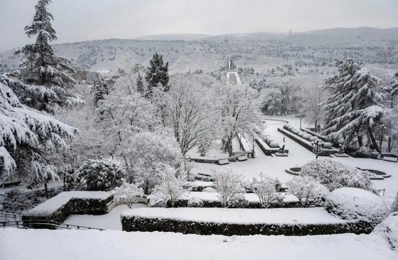 Ситуация на дорогах Тбилиси - из-за интенсивного снегопада проблемы на отдельных участках: Каха Каладзе обращается к общественности