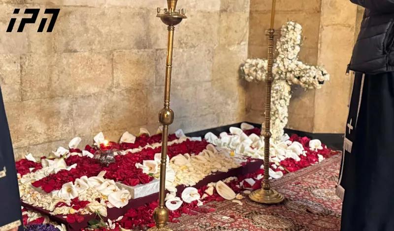 С самого утра граждане идут в Сионский патриарший собор на могилу Илии II