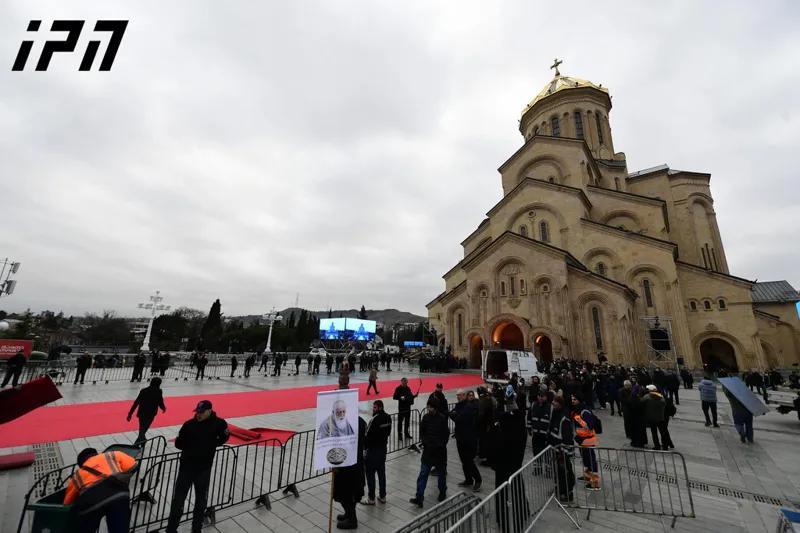 СГБ - 22 марта поступили два анонимных звонка, автор которых говорил, что находится близ собора Троицы, вооружен и заминировал территорию храма