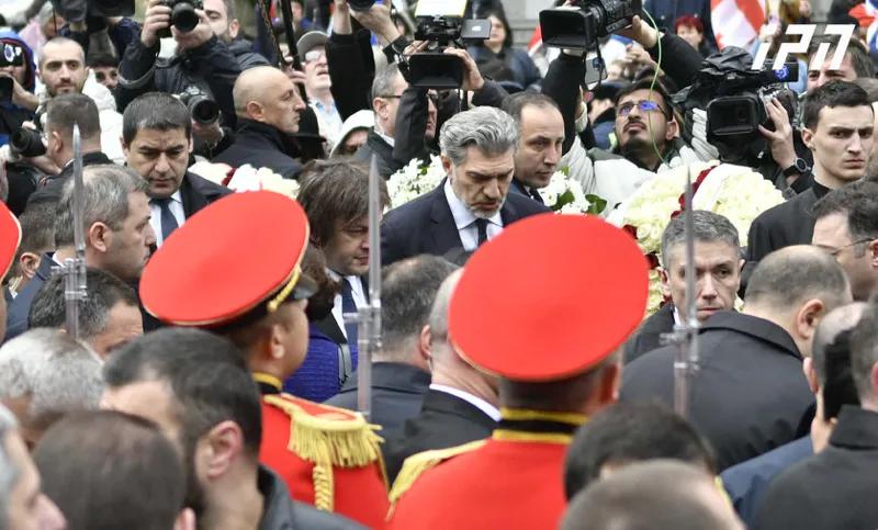 К мемориалу 9 апреля пришли Ираклий Кобахидзе, Шалва Папуашвили и Михаил Кавелашвили – Их появление вызвало недовольство среди участников акции