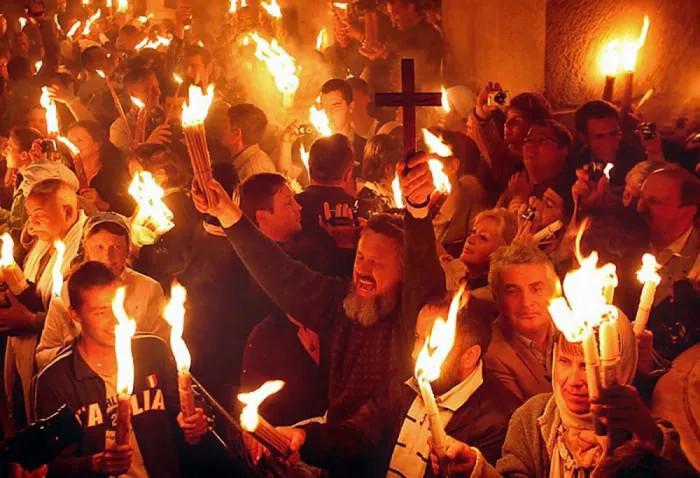 В Храме Гроба Господня сошел Благодатный огонь