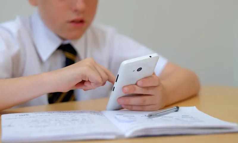 Утверждены правила использования телефонов в школе - в каких случаях это будет разрешено - все, что нужно знать ученикам, родителям и учителям