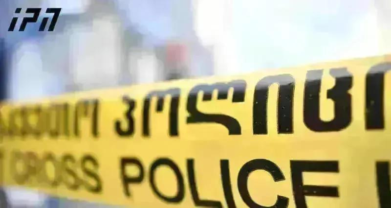 На центральной автодороге в Гонио из багажника легкового автомобиля выпал мужчина, что привело к его гибели